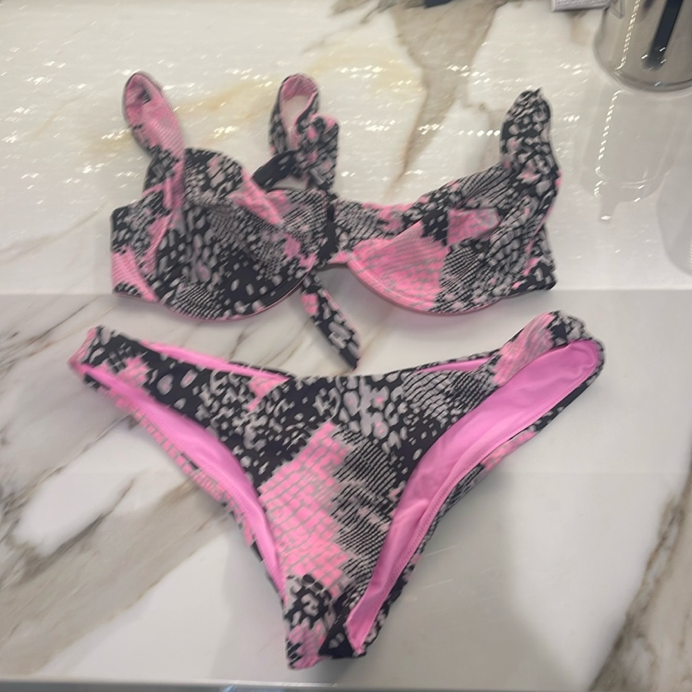 Beach bunny bikini top large, bottoms medium